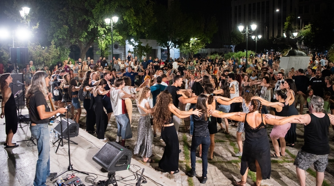 Δήμος Αθηναίων, ανθρωποι χορευουν μπαντα, μουσικη