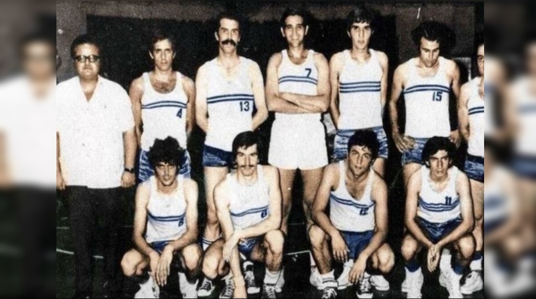 Ο Αριστείδης Μούμογλου (δεύτερος από αριστερά στην πάνω σειρά) με την ομάδα του Ηρακλή