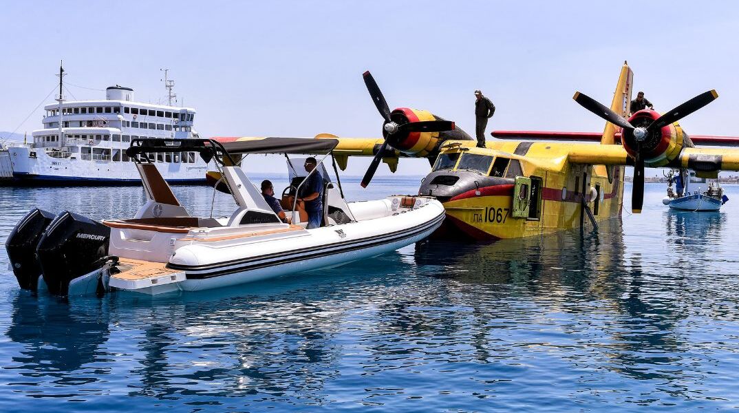 Κορινθιακός: Στο Κιάτο το πυροσβεστικό αεροσκάφος μετά την αναγκαστική προσθαλάσσωση