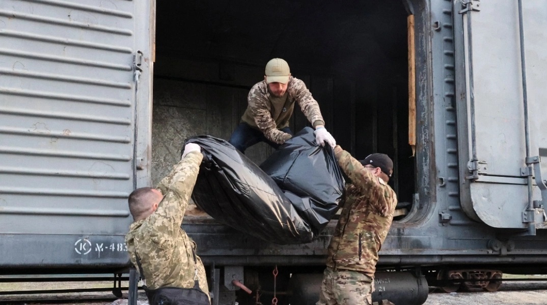 ρωσοι στρατιωτες κουβαλανε σωρο νεκρου