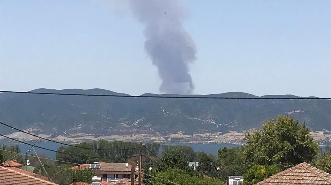 Φωτιά τώρα στη Θεσσαλονίκη στον δήμο Βόλβης