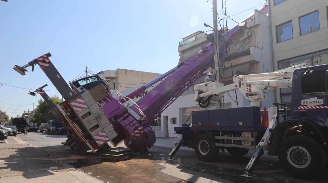 Γερανός έπεσε πάνω σε κατοικία στο Περιστέρι