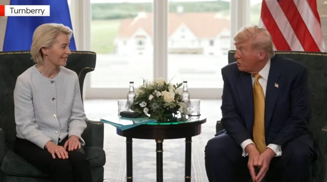 Ο Ντόναλντ Τραμπ με την πρόεδρο της Ευρωπαϊκής Επιτροπής Ούρσουλα φον ντερ Λάιεν