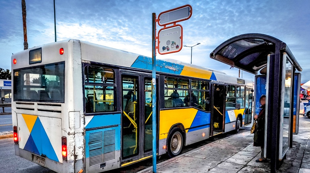 Σύγκρουση αστικού λεωφορείου με ΙΧ στην Αχαρνών