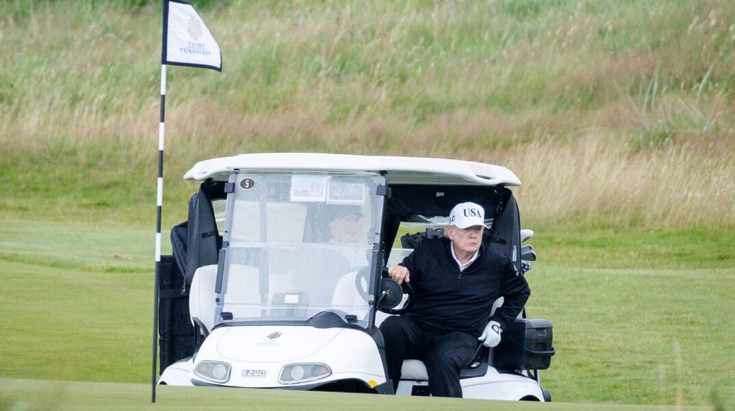 Στα πράσα: Ο Τραμπ πιάστηκε από την κάμερα να «κλέβει στο γκολφ»