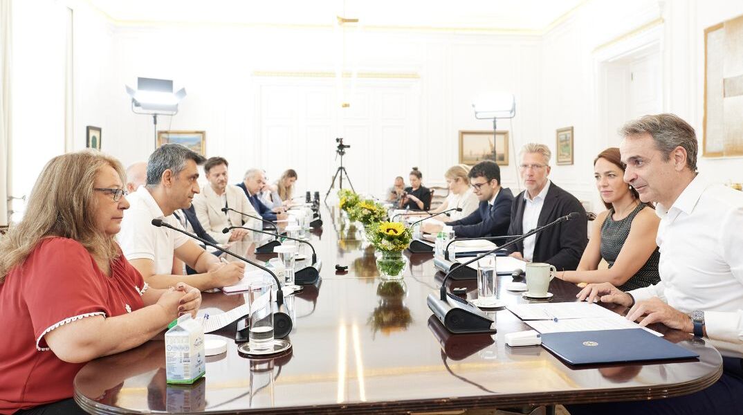 Συνάντηση Mητσοτάκη με εκπροσώπους ΑμεΑ για το πρόγραμμα «Προσβασιμότητα κατ’ οίκον»