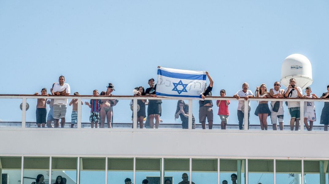ΔΙΑΜΑΡΤΥΡΙΑ ΓΙΑ ΤΗΝ ΑΦΙΞΗ ΤΟΥ ΙΣΡΑΗΛΙΝΟΥ ΚΡΟΥΑΖΕΡΟΠΛΟΙΟΥ "CROWN IRIS" ΣΤΟ ΛΙΜΑΝΙ ΤΟΥ ΑΓΙΟΥ ΝΙΚΟΛΑΟΥ ΣΤΗΝ ΚΡΗΤΗ (ΑΝΤΩΝΗΣ ΖΟΥΡΙΔΑΚΗΣ/EUROKINISSI)