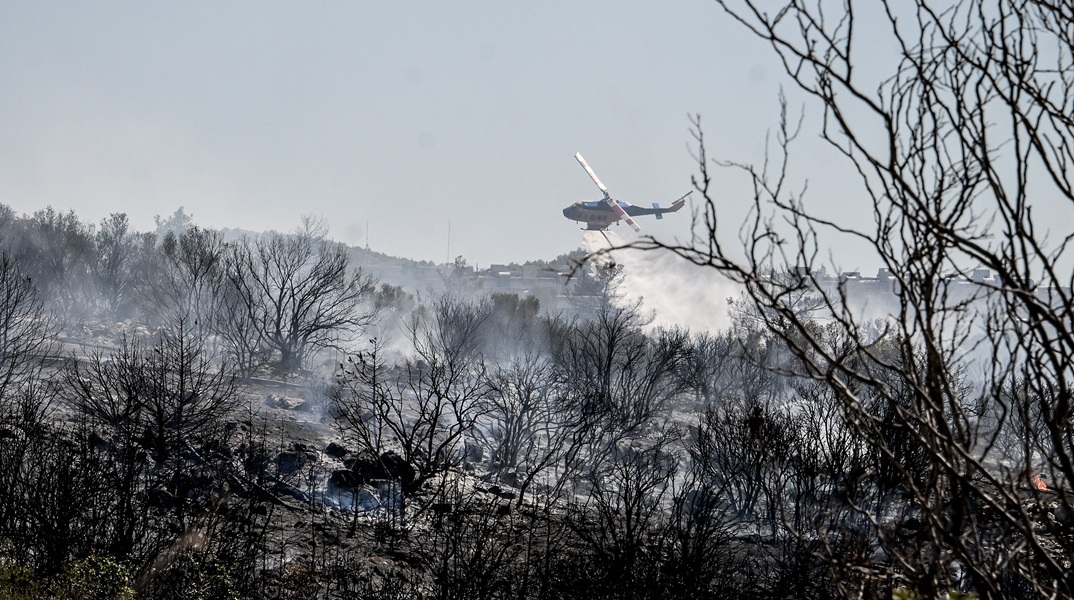 Φωτιά στην Πολυτεχνειούπολη: Τι εξετάζει η Πυροσβεστική περί σύνδεσης δύο εστιών