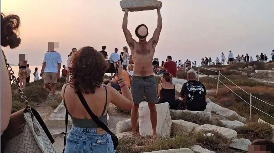 Νάξος: Αντιδράσεις για τον τουρίστα που σήκωσε μαρμάρινη πλάκα σε αρχαιολογικό χώρο για να φωτογραφηθεί