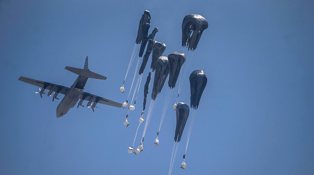 Ρίψη ανθρωπιστικής βοήθειας από αέρος από τον Βασιλικό Στρατό της Ιορδανίας πάνω από τη βόρεια Λωρίδα της Γάζας