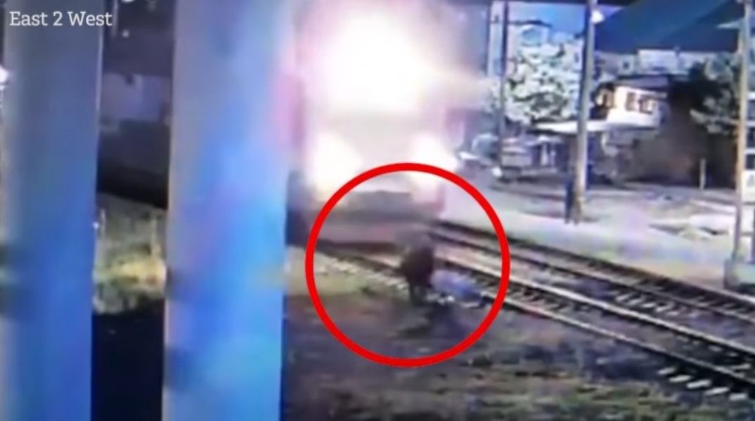 Ρωσία: Άνδρας σώζεται τελευταία στιγμή από περαστικό πριν περάσει το τρένο - Βίντεο