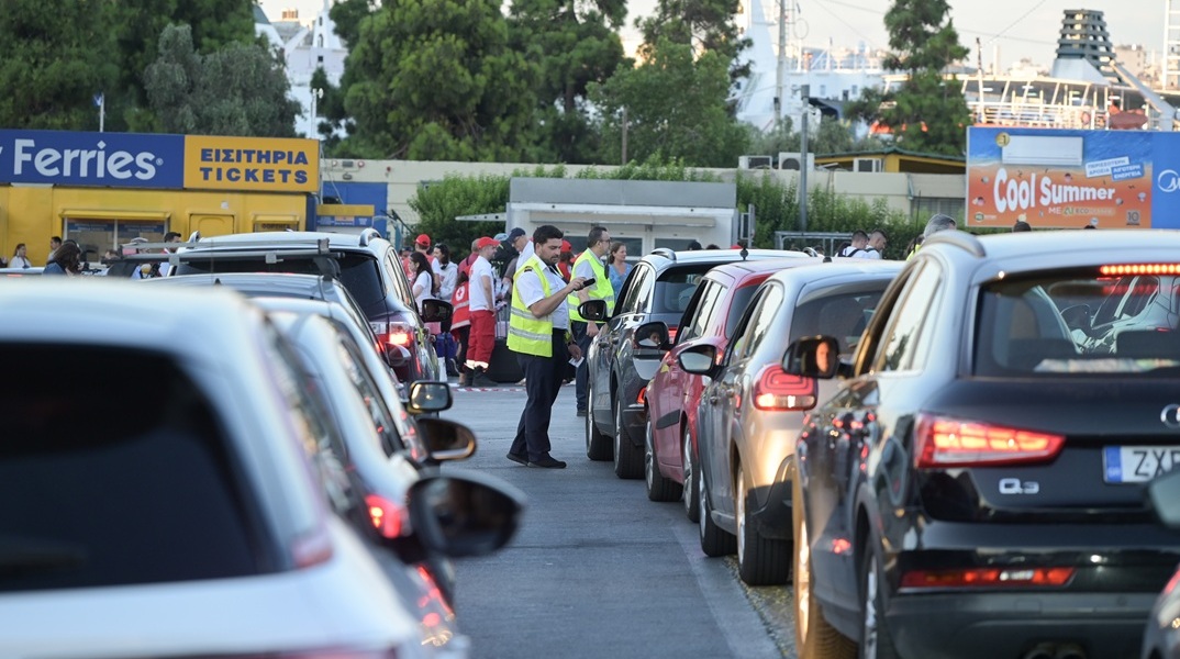 Έφυγε το πρώτο κύμα εκδρομέων για διακοπές του Αυγούστου - Γεμάτα αναχωρούν τα πλοία για τα νησιά 