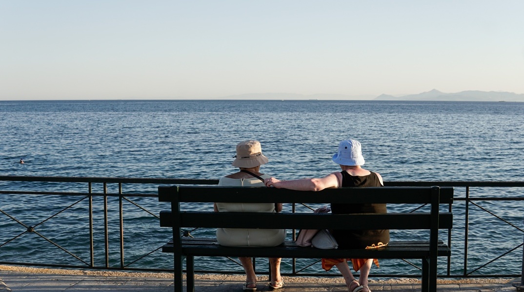 Συνταξιούχοι σε παγκάκι