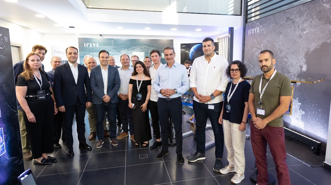 Eπίσκεψη του Μητσοτάκη στις εγκαταστάσεις της ICEYE στο Νέο Ψυχικό