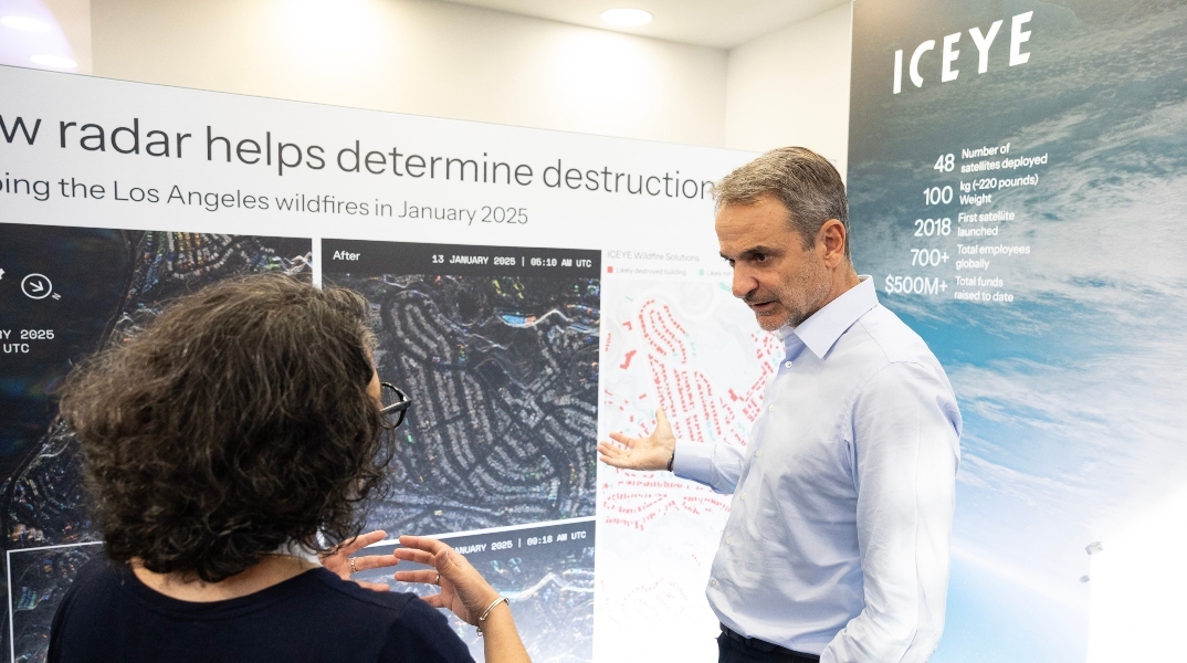 Eπίσκεψη του Μητσοτάκη στις εγκαταστάσεις της ICEYE στο Νέο Ψυχικό