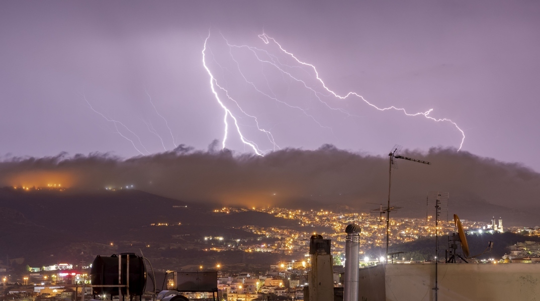 κεραυνοι πανω απο πολη
