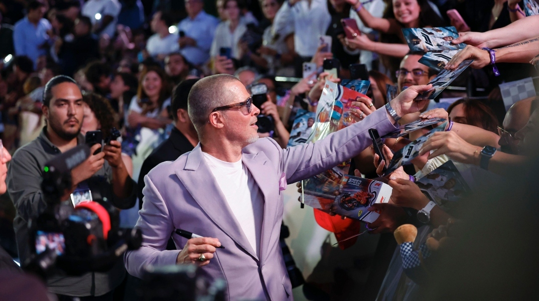 Ο Μπραντ Πιτ υπογραφει αυτογραφα