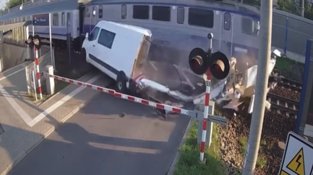 συγκρουση τρενου με βαν στη Πολωνια