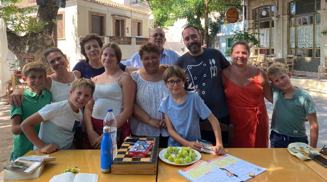 Η γαλλική και η ελληνική «οικογένεια» της Ζοζέτ στην πλατεία του Μεσότοπου Λέσβου