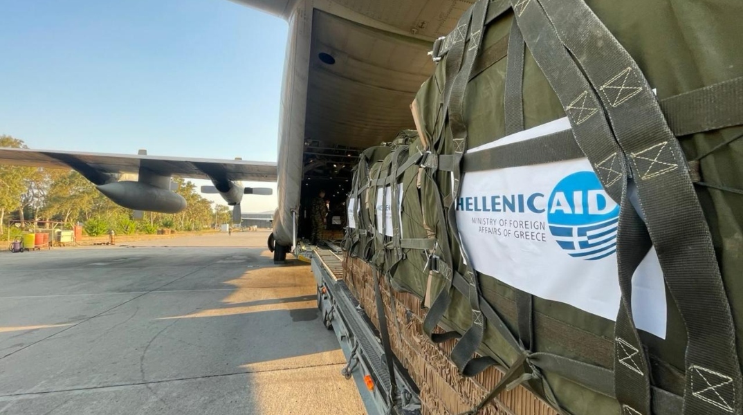 Η ελληνική ανθρωπιστική βοήθεια τη στιγμή της φόρτωσης με προορισμό τη Γάζα