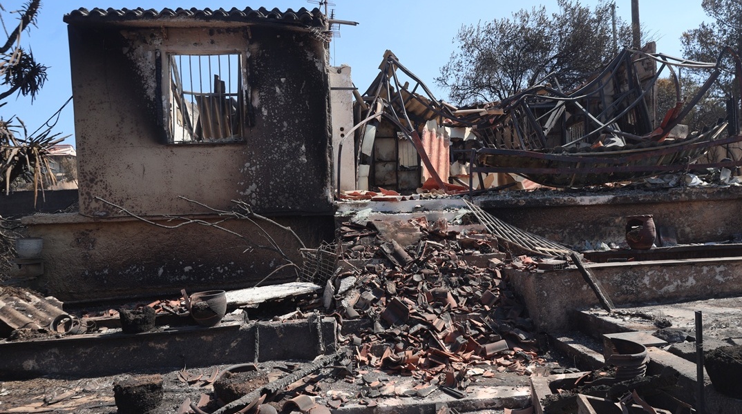 Η επόμενη ημέρα στην Κερατέα - Καμένα σπίτια, στάχτη και κορμοί που ακόμη καίγονται