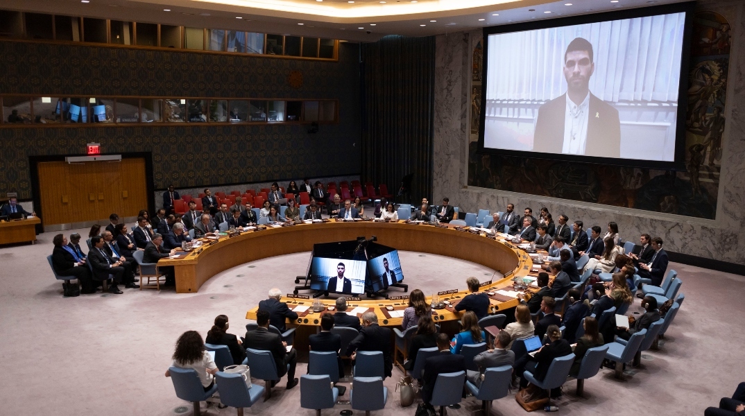 Αδελφός ομήρου της Χαμάς στη Γάζα, κατά τη διάρκεια συνεδρίασης του Συμβουλίου Ασφαλείας των Ηνωμένων Εθνών
