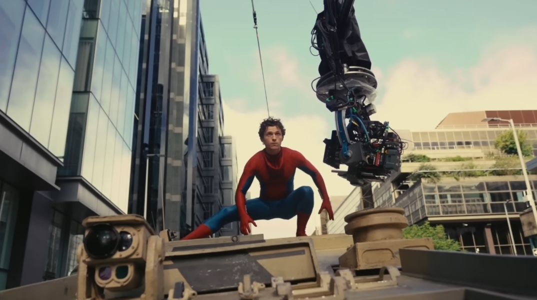 Ο Τομ Χόλαντ στα γυρίσματα του «Spider-Man: Brand New Day»