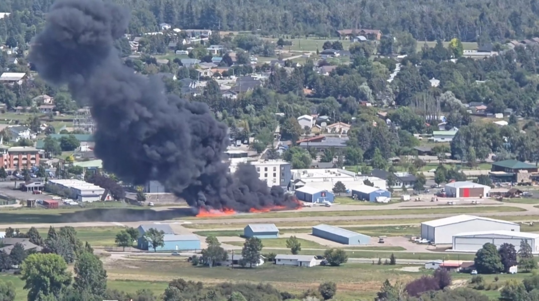 Αεροπλάνο, εκρηξη, καπνοι