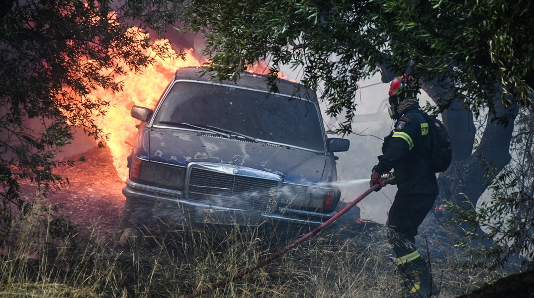 Στάχτη πάνω από 500 αυτοκίνητα στο Τελωνείο Πατρών - Τεράστιες οι ζημιές από τη φωτιά στην Αχαΐα