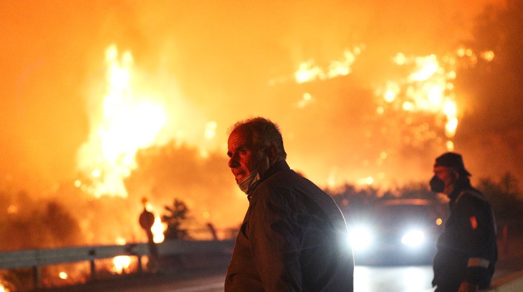 Σκηνές αποκάλυψης από τις φωτιές που σαρώνουν τη χώρα - Φωτογραφίες από τα πύρινα μέτωπα