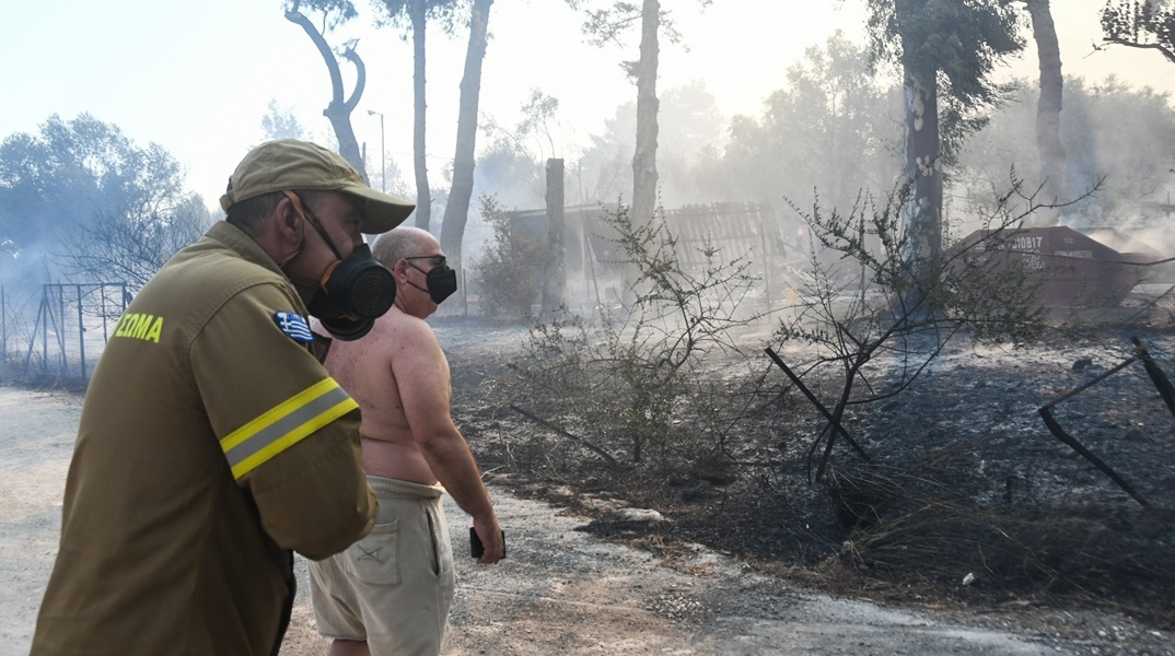 76 πολίτες απεγκλωβίστηκαν χθες από τις φωτιές σε Πάτρα και Χίο