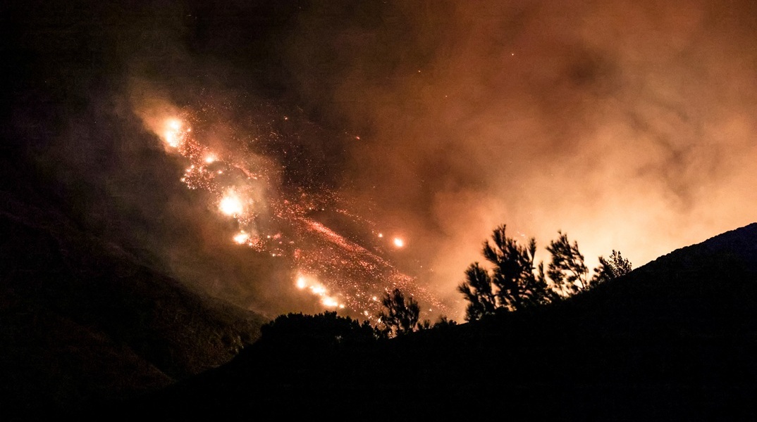 Πύρινος εφιάλτης στη Χίο: Κάτοικοι εγκατέλειψαν τα σπίτια τους, απεγκλωβισμοί από το Λιμενικό