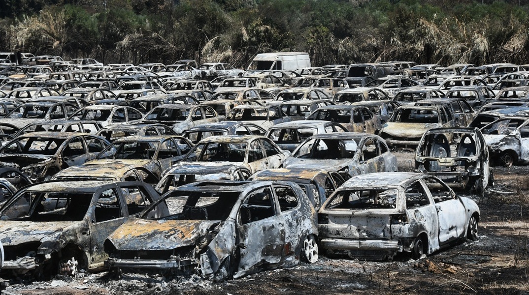 Στάχτη έγιναν 550 οχήματα στο Τελωνείο Πατρών - Φωτογραφίες από τις εγκαταστάσεις