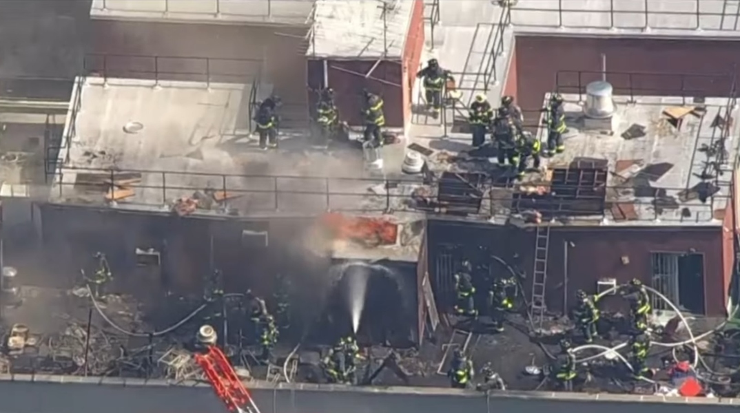 Πυροσβέστες προσπαθούν να σβήσουν τη φωτιά μετά από έκρηξη στο Μανχάταν της Νέας Υόρκης