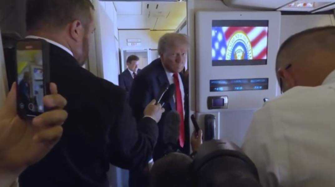 Ο πρόεδρος των ΗΠΑ, Ντόναλντ Τραμπ στο Air Forcr One