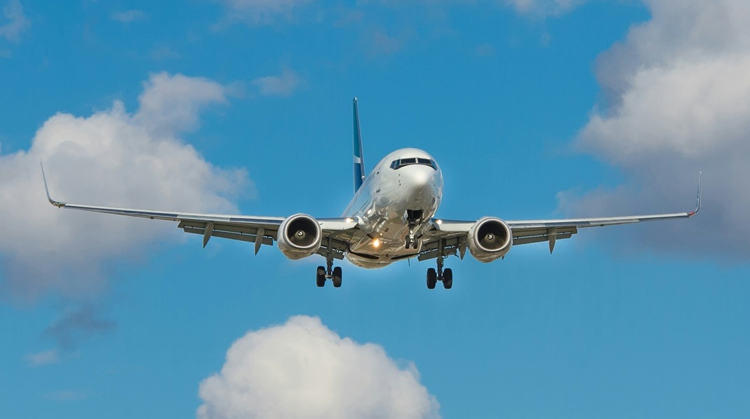 Έπιασε φωτιά κινητήρας αεροσκάφους που απογειώθηκε από την Κέρκυρα