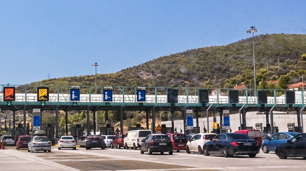 Σε εξέλιξη η επιστροφή των εκδρομέων του Δεκαπενταύγουστου: Αυξημένη κίνηση στην Αθηνών-Κορίνθου