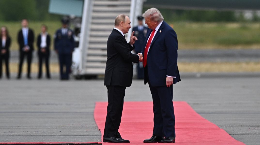 Η γλώσσα του σώματος «μιλά» για τη συνάντηση Τραμπ - Πούτιν στην Αλάσκα: Από τον εγκάρδιο χαιρετισμό στην ψυχρή χειραψία - Ειδικός εξηγεί