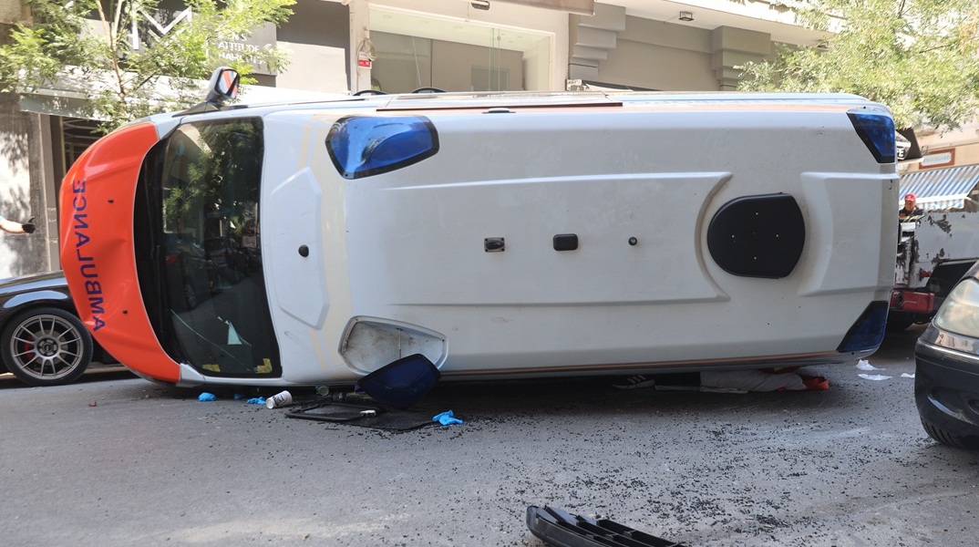 Ανατροπή ασθενοφόρου στου Γουδή: Η στιγμή που το όχημα αναποδογύρισε στη μέση του δρόμου