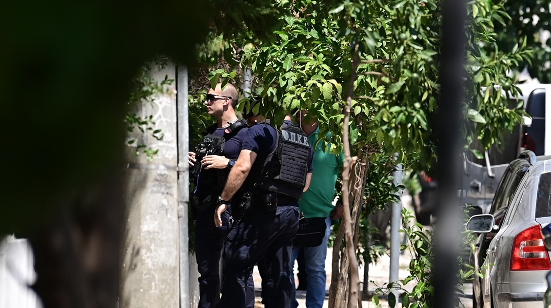 Γυναικοκτονία στο Χαλάνδρι: Ο δράστης επιτέθηκε με δύο μαχαίρια – Τη μαχαίρωσε 15 φορές