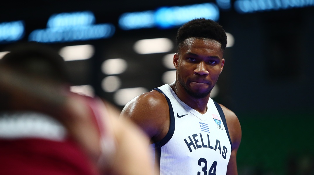 Ασταμάτητος ο Γιάννης Αντετοκούνμπο στην έναρξη του αγώνα με τη Λετονία (vid)