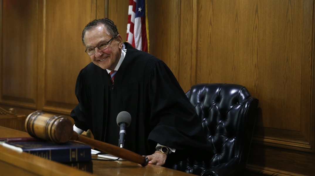 Όταν η σύζυγος «κάρφωσε» τον άντρα της στο δικαστήριο - Η πιο viral υπόθεση του δικαστή Φρανκ Κάπριο