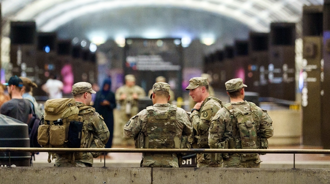 Μέλη της Εθνοφρουράς στο μετρό της Ουάσινγκτον