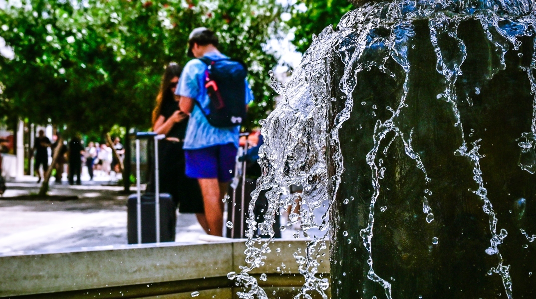 Καιρός, συντριβανι, περαστικοι