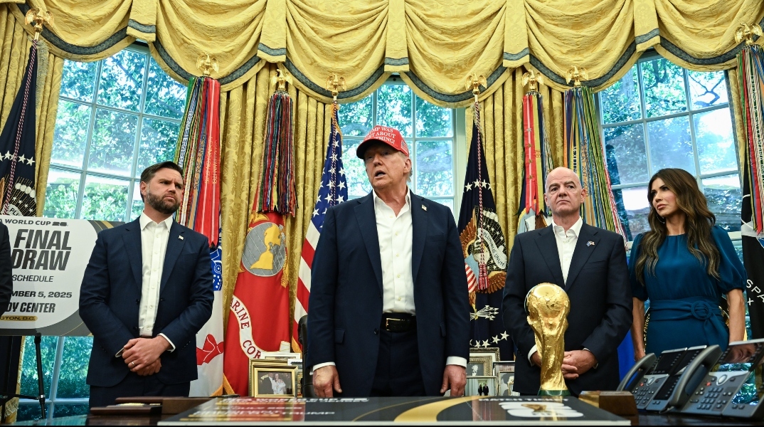 Ο Τραμπ στο Οβάλ Γραφείο μαζί με τον πρόεδρο της FIFA, Τζάνι Ινφαντίνο