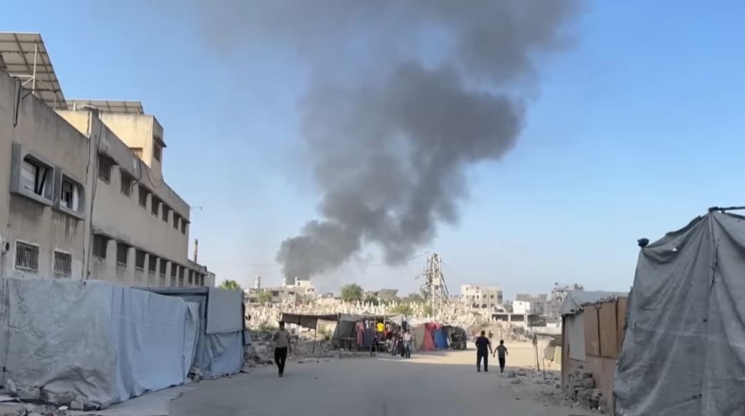 Πυκνός καπνός υψώνεται πάνω από την πόλη της Γάζας μετά τις ισραηλινές επιδρομές