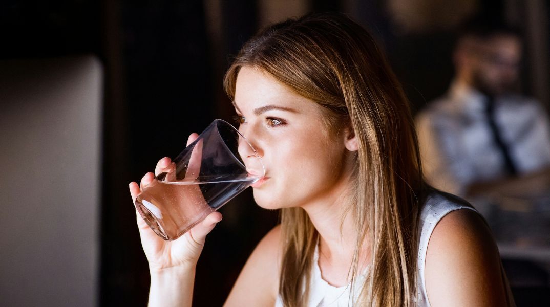 Μια νέα μελέτη αποκάλυψε ότι οι άνθρωποι που δεν πίνουν αρκετό νερό καθημερινά έχουν αυξημένη βιολογική απόκριση στο στρες.