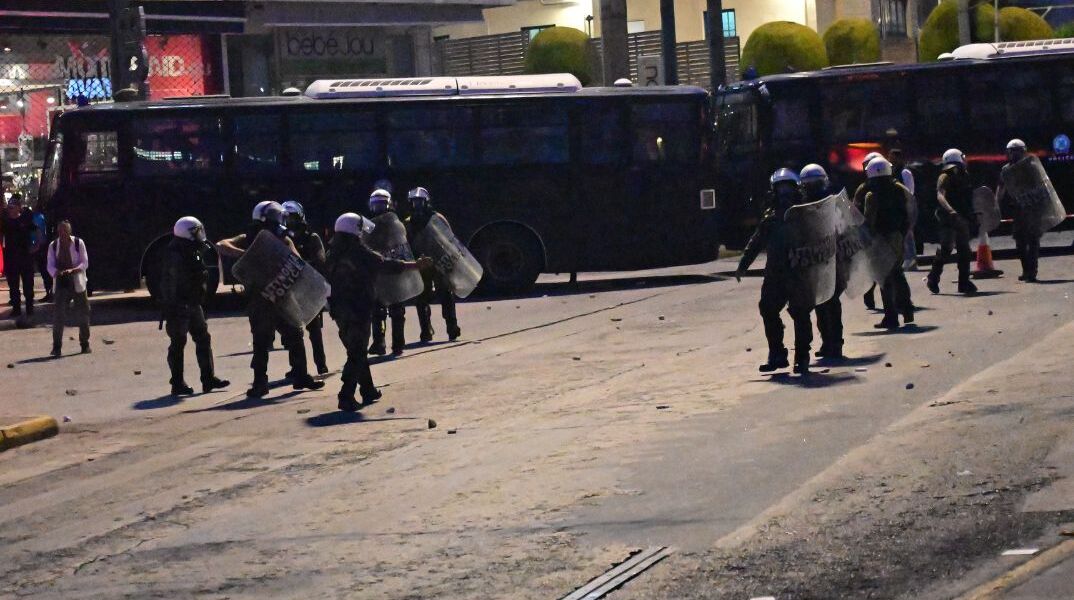 Επίθεση με φωτοβολίδες στην πρεσβεία του Ισραήλ 