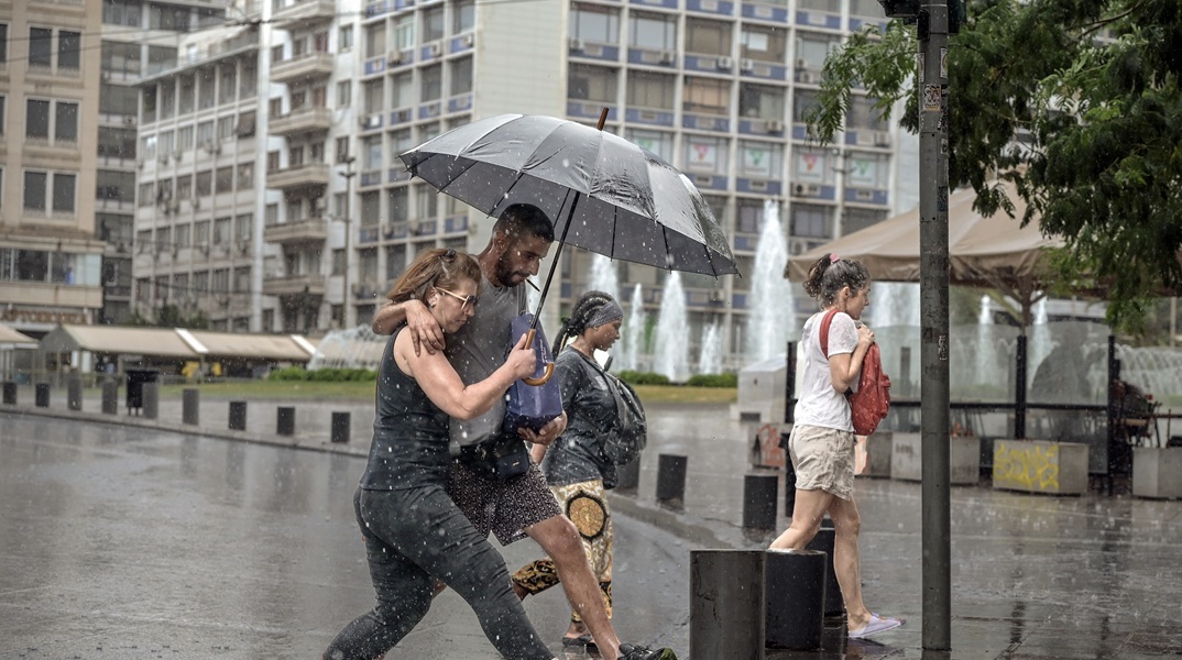 Έντονη ζέστη, έντονες καταιγίδες: Έρχεται Σαββατοκύριακο με ακραία καιρικά φαινόμενα