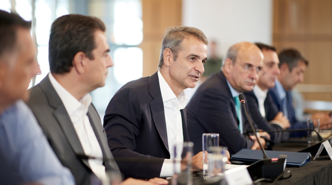 Ο Κυριάκος Μητσοτάκης συναντάται με πρυτάνεις, παραγωγικούς και επιστημονικούς φορείς της Θεσσαλονίκης ενόψει της 89ης ΔΕΘ